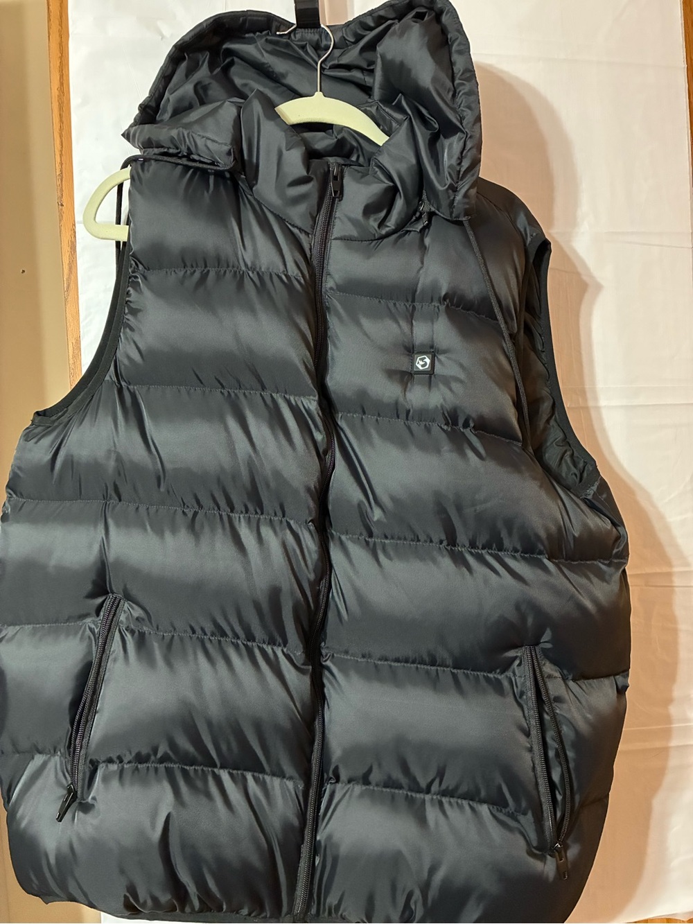 Unisex FoxElli Heated Black Puffer Vest W/Hood-NWOT. Rechargeable Power Pack